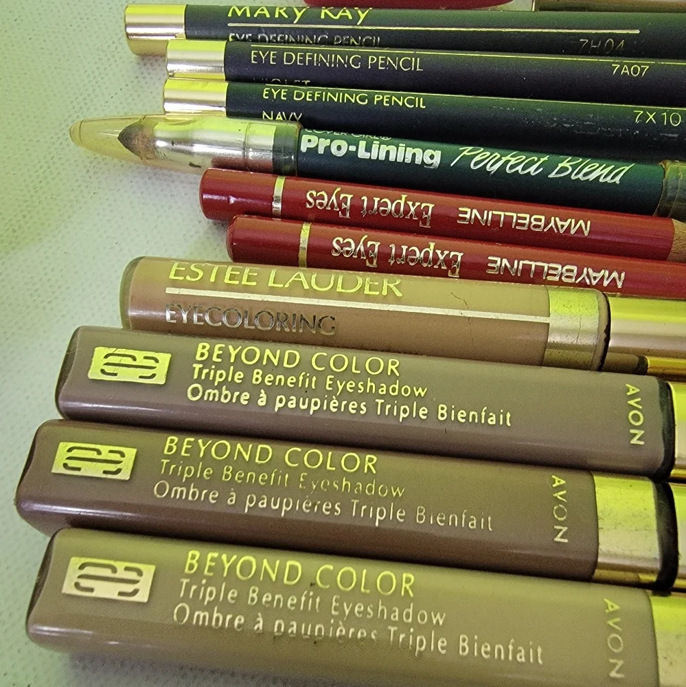 Lot of 10 eye shadow‎ eye liners Maybelline Avon and Mary kay